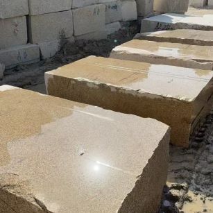 泉州 黄金麻方料堆场洗料分选中，原材料充足