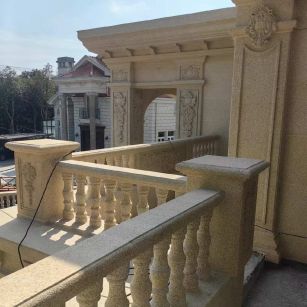 泉州 黄金麻别墅外墙干挂雕花配合阳台栏杆花瓶柱