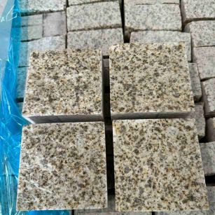 泉州 黄金麻花岗岩自然面小方块，弹石，马蹄石等