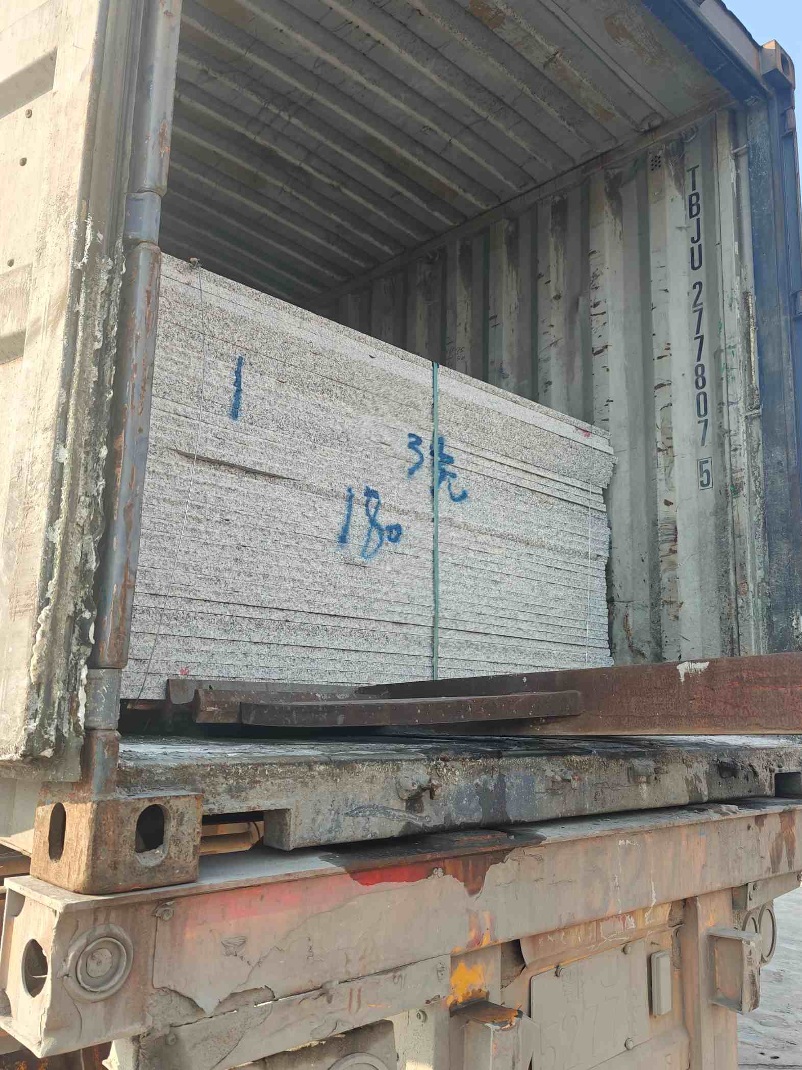 泉州 芝麻白花岗岩石材3.0公分光面毛板装柜出货