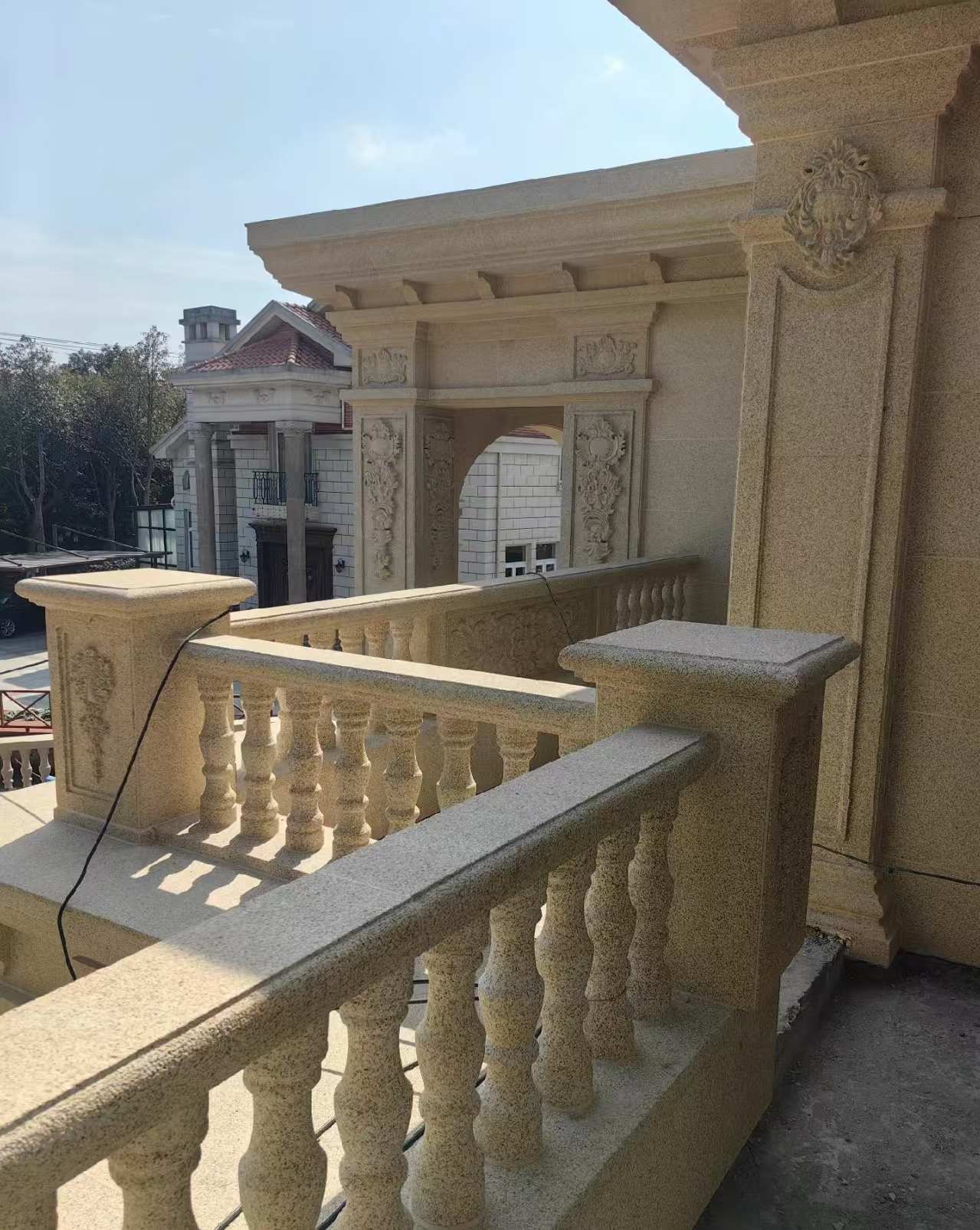 泉州 黄金麻别墅外墙干挂雕花配合阳台栏杆花瓶柱