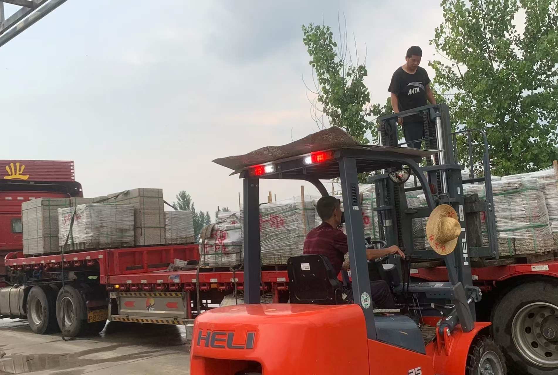 泉州 黄金麻冰裂纹，地铺石装车