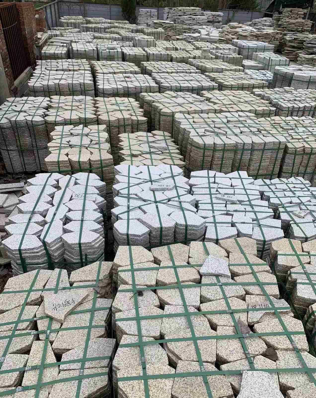 泉州 黄金麻白麻花岗岩荔枝面地铺石(冰裂纹)