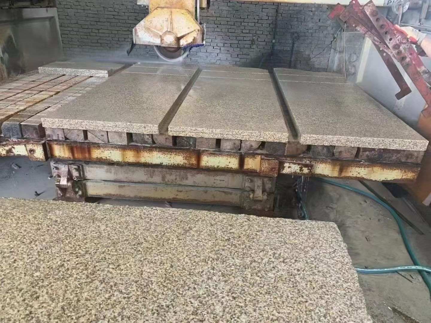 泉州 黄金麻荔枝面成品板加工