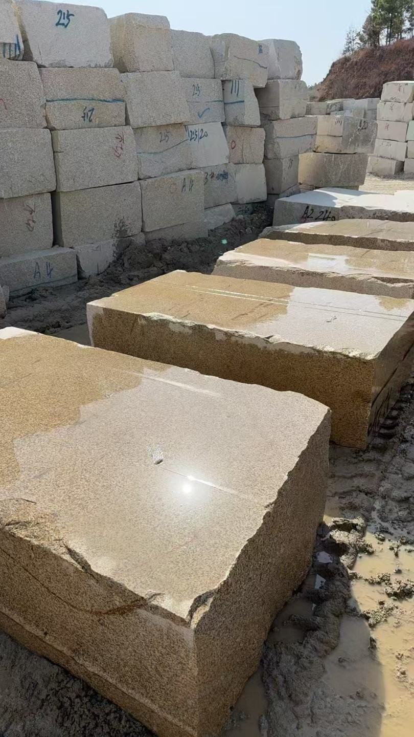 泉州 黄金麻方料堆场洗料分选中，原材料充足