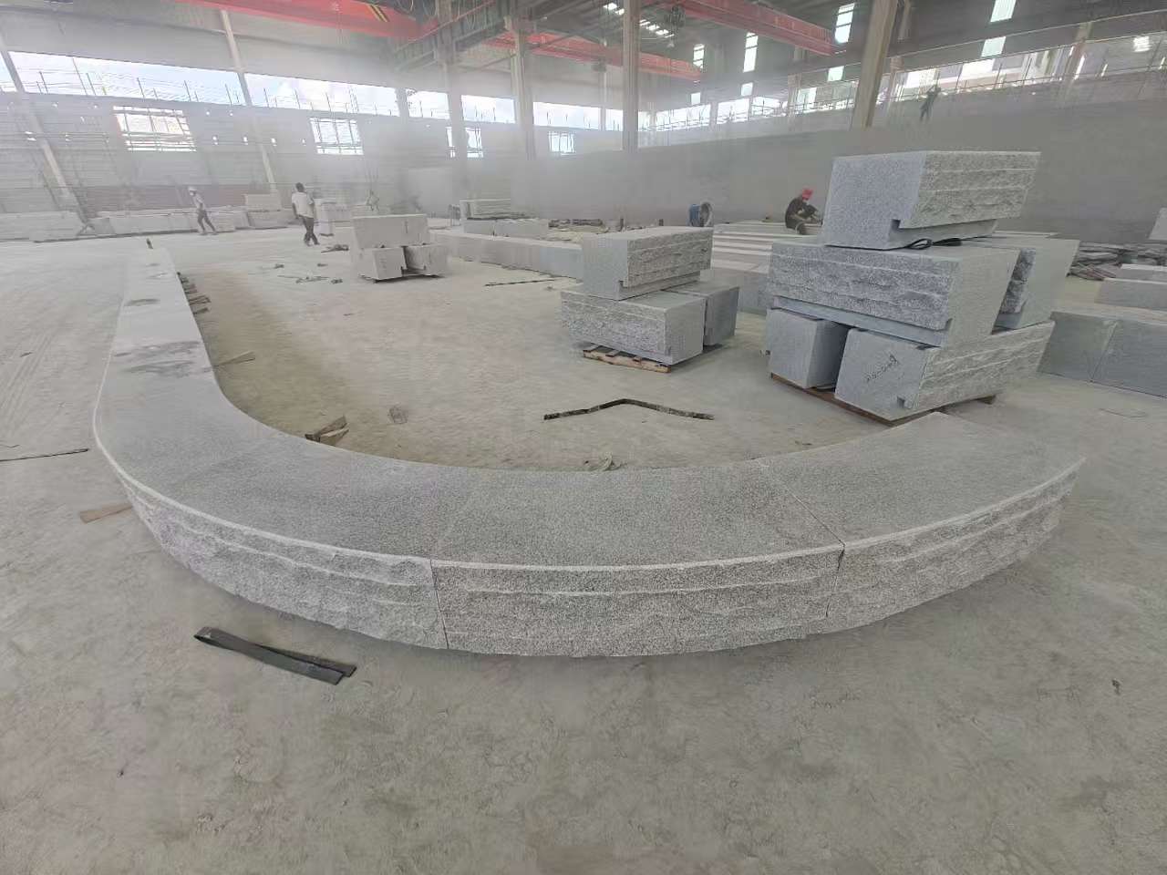 泉州 芝麻白异形坐凳，自然面光面弧形加工