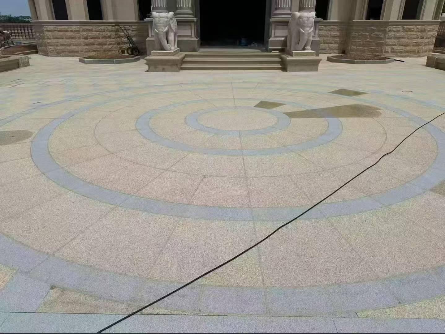 泉州 黄金麻芝麻灰花岗岩石材地铺拼接效果