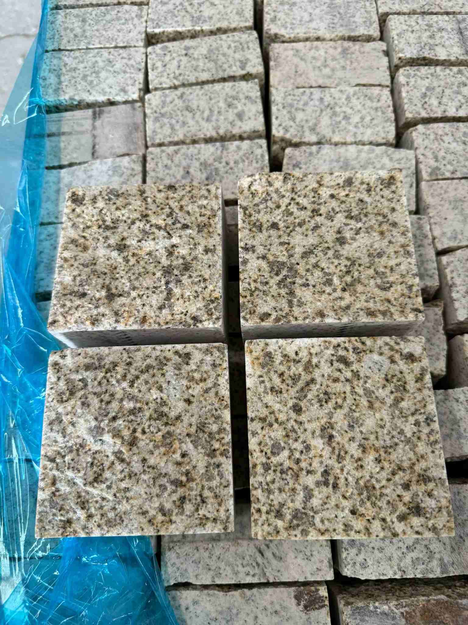 泉州 黄金麻花岗岩自然面小方块，弹石，马蹄石等