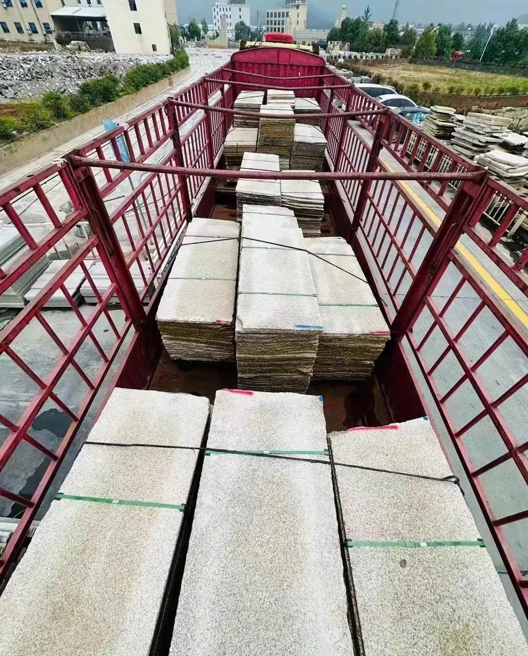 泉州 黄金麻花岗岩荔枝面，光面毛板装车完成