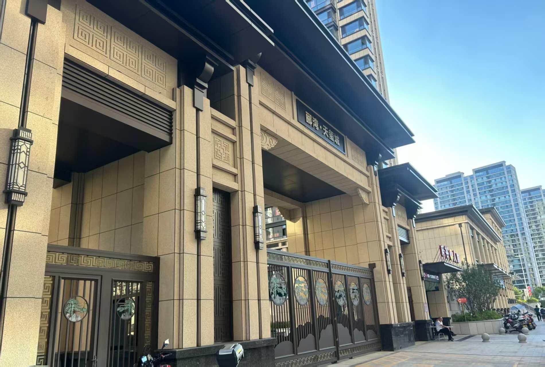 泉州 黄金麻花岗岩荔枝面小区门楼外墙干挂