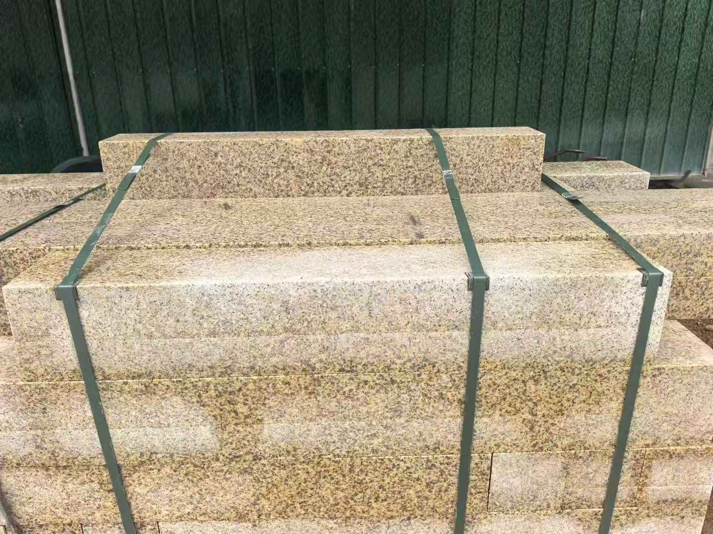 泉州 黄金麻花岗岩石材机切面栏杆料半成品