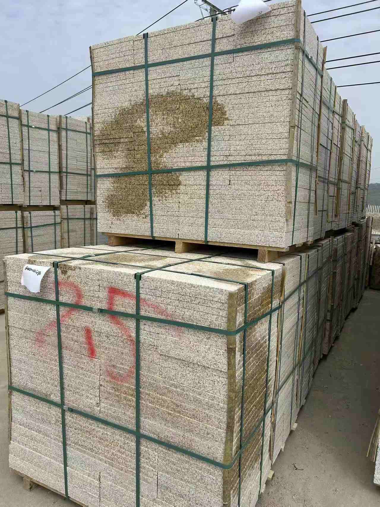 泉州 黄金麻花岗岩石材荔枝面地铺石2.5*300*600