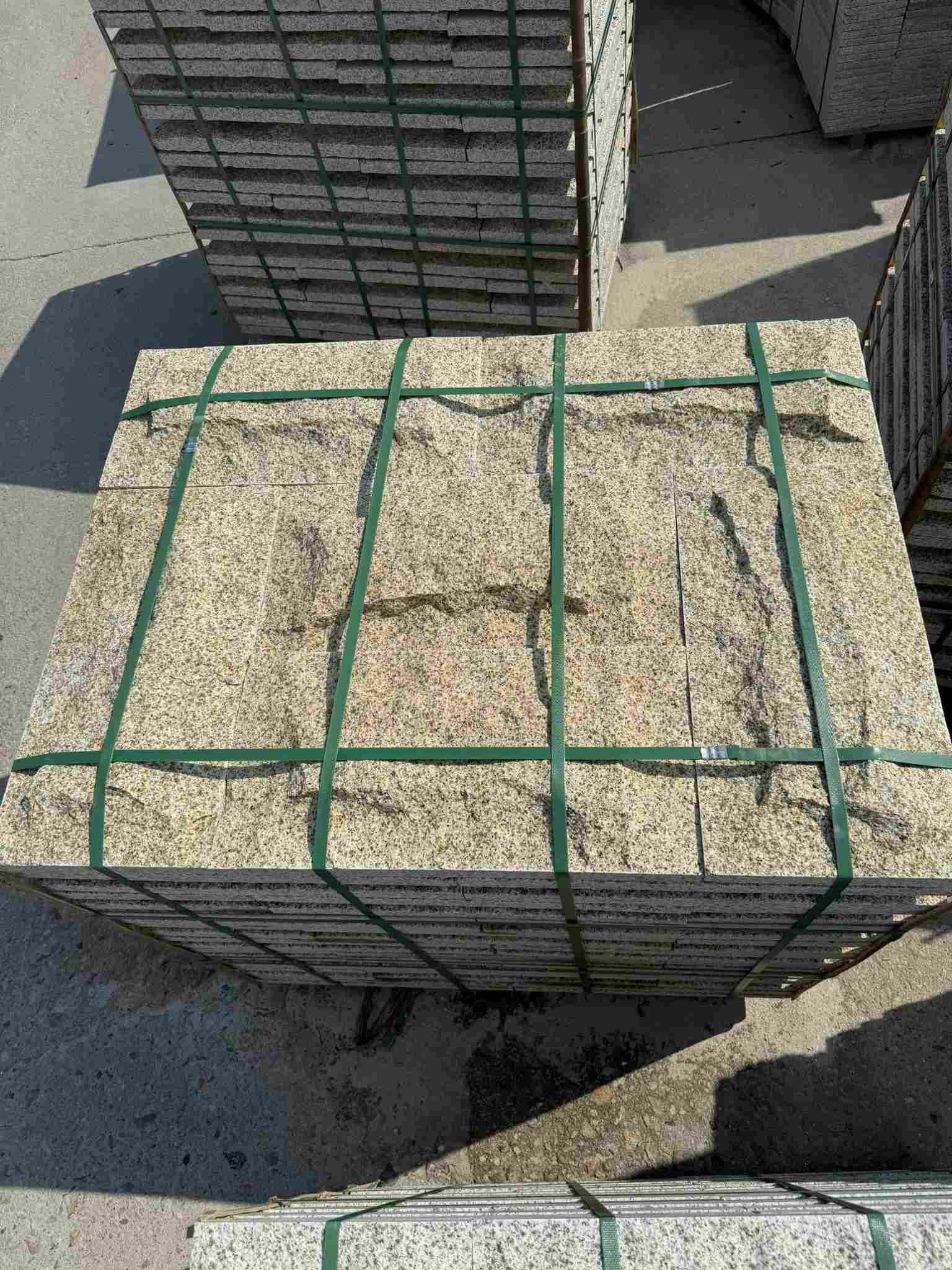 泉州 黄金麻花岗岩石材自然面蘑菇石成品