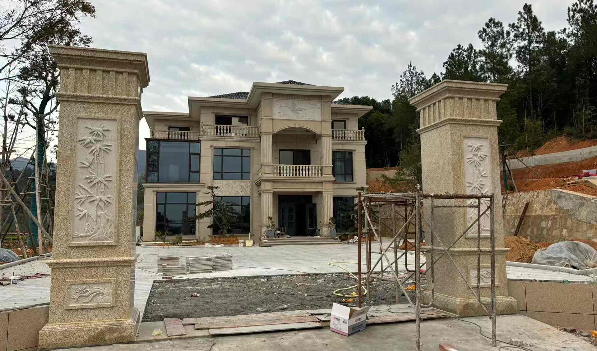 泉州 黄金麻花岗岩别墅雕花外墙干挂配上门口雕花罗马柱