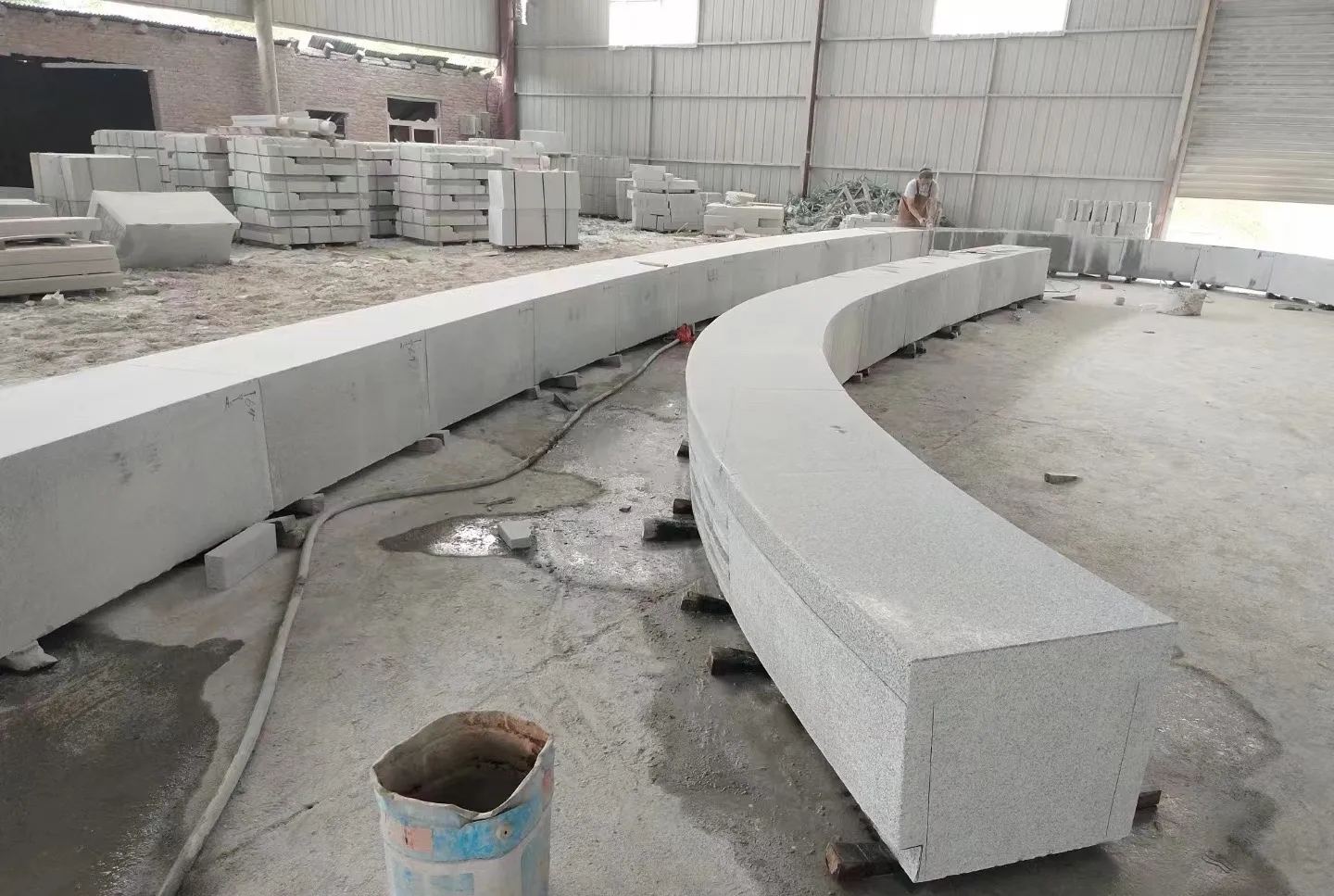 泉州芝麻白花岗岩石板材 园林光面弧形坐凳