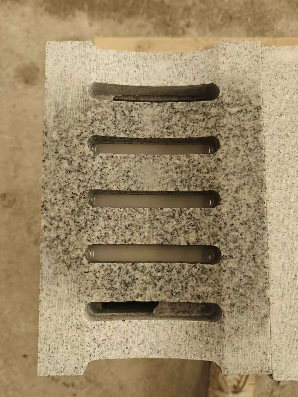 泉州 芝麻白拉丝面花岗岩U型开槽排水槽